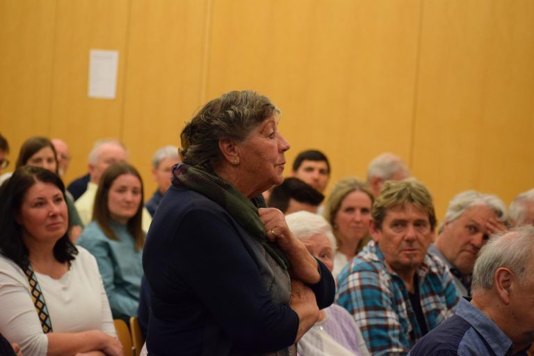 Interessierte Fragen und Kommentare aus dem Publikum. - Erzählabend in Lingenau
