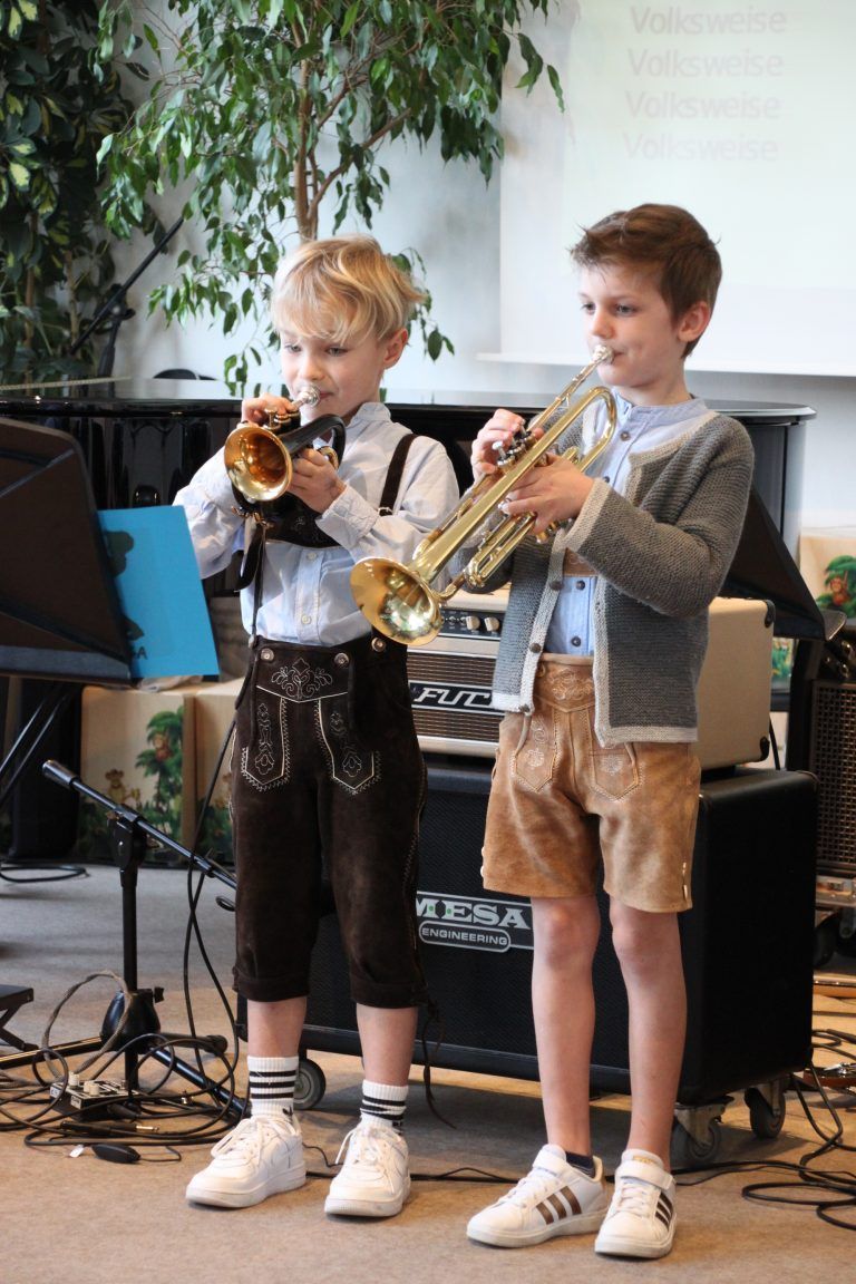 Beim Tag der offenen Tür können die Kinder die verschiedensten Instrumente spielen. - Musikschule wird bespielt - Musikschule wird bespielt