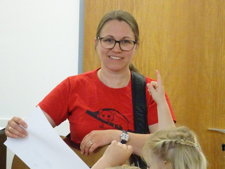 Seit 2019 leitet Anja Kraml mit großer Begeisterung den Haselmüsle-Chor. - Die singenden Haselmüsle - Haselmüsle Chor