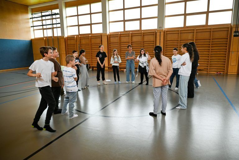 Am Montag fand für die Schüler ein Bewegungsworkshop mit Produktionsleiterin und Tanzschaffende Beate Anna Buchsbaum statt. - Die Welt der Kunst- und Kulturschaffenden entdecken - Die Welt der Kunst- und Kulturschaffenden entdecken