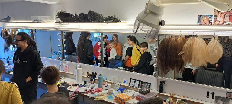 Die Schüler erhielten eine Führung hinter die Bühne des Kornmarkttheaters. (Quelle: Troy) - Die Welt der Kunst- und Kulturschaffenden entdecken - Die Welt der Kunst- und Kulturschaffenden entdecken