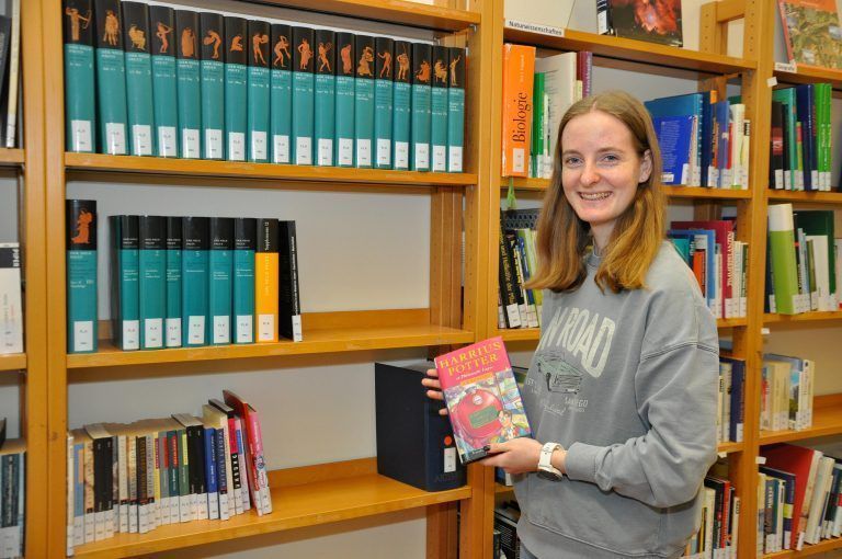 In der Schulbibliothek des BG Dornbirn gibt es sogar Harry Potter auf Latein. - Rafaela Hudec