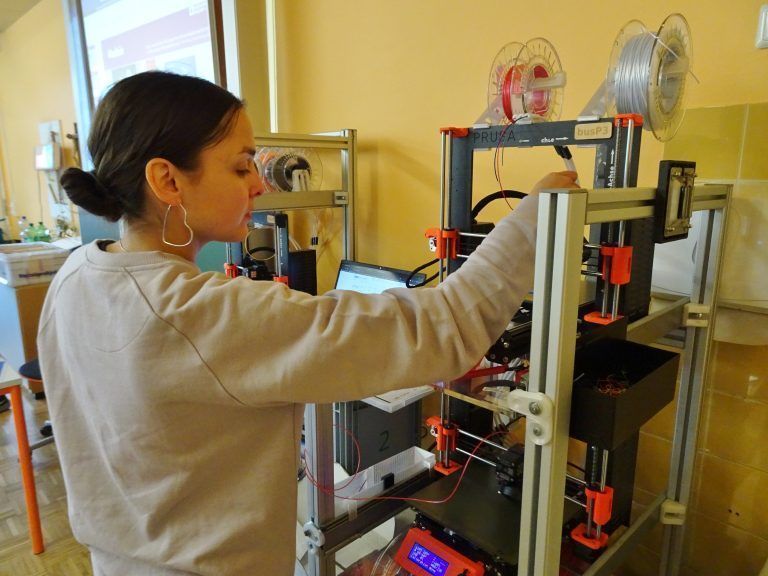 Nina Mc Nabe setzte am 3D-Drucker die Entwürfe der Jugendlichen um. - Einblick in die Technik der Zukunft - Tourbus des technischen Museums Wien in der MS Baumgarten und dem Poly Dornbirn