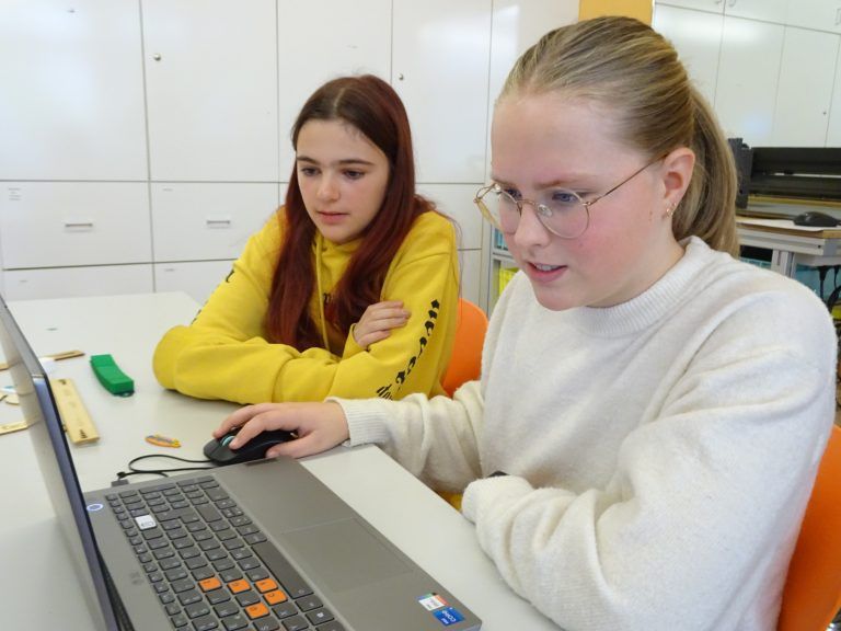 Lea und Mia entwarfen zunächst am Computer ihre Namensschilder. - Einblick in die Technik der Zukunft - Tourbus des technischen Museums Wien in der MS Baumgarten und dem Poly Dornbirn