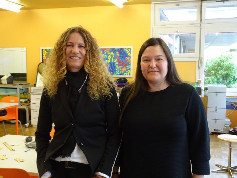 MS Baumgarten-Direktorin Ulrike Mersnik mit der Initiatorin des Workshops, Alexandra Kirmair, die das roadLAB nach Dornbirn brachte. - Einblick in die Technik der Zukunft - Tourbus des technischen Museums Wien in der MS Baumgarten und dem Poly Dornbirn