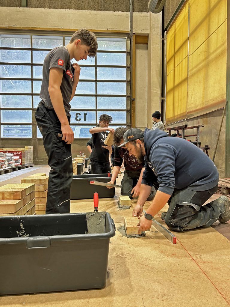 Bei Hilti & Jehle mauerte jeder Schüler einen kleinen Kamin aus Normformat-Ziegeln. - PTS Dornbirn Baubrancheschnuppern