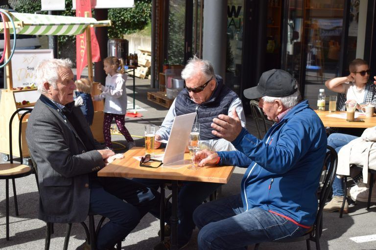 Gemütliche Treffpunkte luden zu Gesprächen ein. - Wochenmarkt in Egg