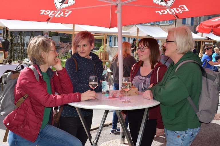 Eine wohlverdiente Pause im regen Markttreiben. - Wochenmarkt in Egg