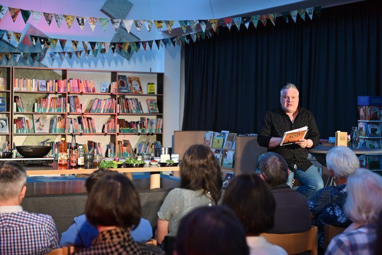 Der Autor lud zu einer Dinner-Krimi-Lesung ein. Er gab Einblicke in seinen Krimi und kochte für das Publikum zwei burmesische Wok-Gerichte. - Dinner-Krimi in der Bibliothek - Dinner-Krimi in der Bibliothek