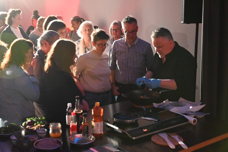 Jeder durfte das burmesische Wok-Gericht probieren. Der Andrang war groß. - Dinner-Krimi in der Bibliothek - Dinner-Krimi in der Bibliothek