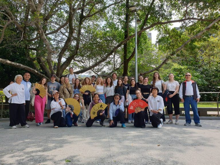 Spontan kamen die Schüler in den Genuss eines Crash-Kurses in Taiji mit Fächern. - Taiwan-Reise BGD