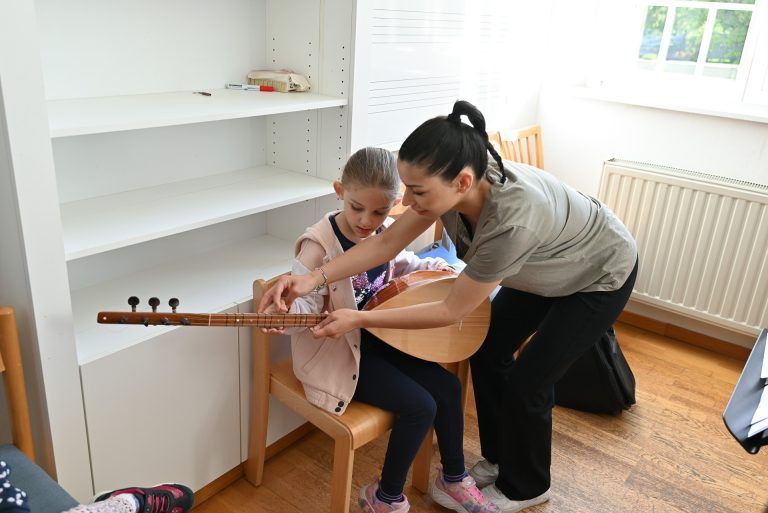 Einmal eine Saz in den Händen halten. Ein großartiges Ereignis für die Kinder. - Angebote der Musikschule kennenlernen - Angebote der Musikschule kennenlernen