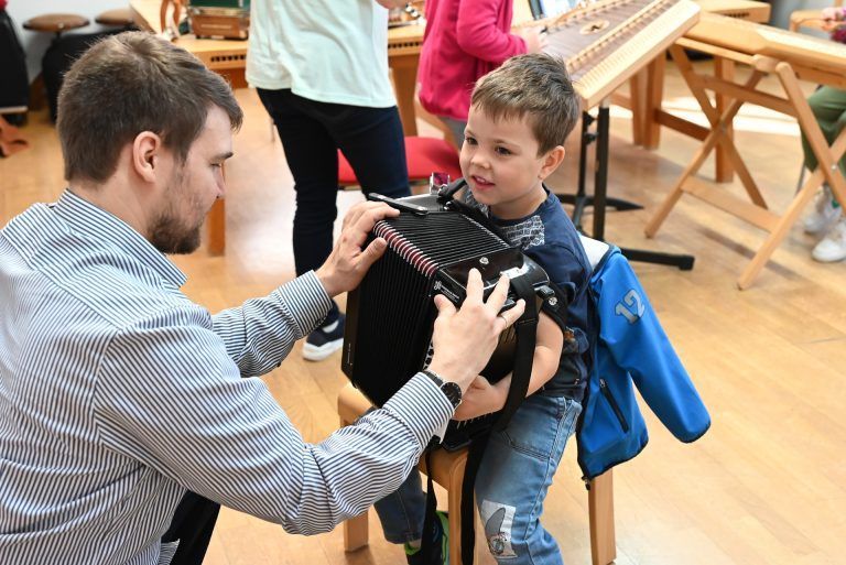 Die Ziehharmonika konnte ebenfalls ausprobiert werden. - Angebote der Musikschule kennenlernen - Angebote der Musikschule kennenlernen