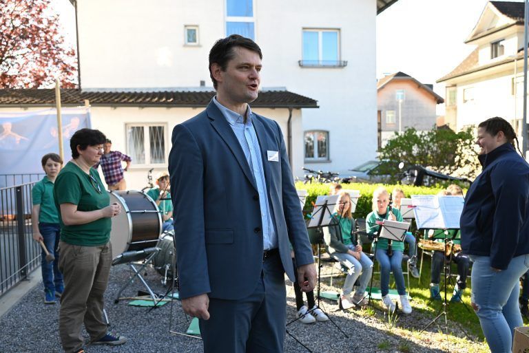 Musikschuldirektor Dietmar Nigsch präsentierte am Tag der offenen Tür das längste Musikerfoto der Welt. Auf 30 Metern waren alle 70 Lehrpersonen mit ihren Instrumenten oder ihrer Profession abgelichtet. - Angebote der Musikschule kennenlernen - Angebote der Musikschule kennenlernen