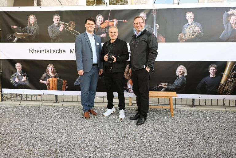 Direktor Dietmar Nigsch mit Marcel Egger, Obmann des Fotosklubs und Vizebürgermeister Daniel Steinhofer vor dem längsten Musikerfoto der Welt. - Angebote der Musikschule kennenlernen - Angebote der Musikschule kennenlernen