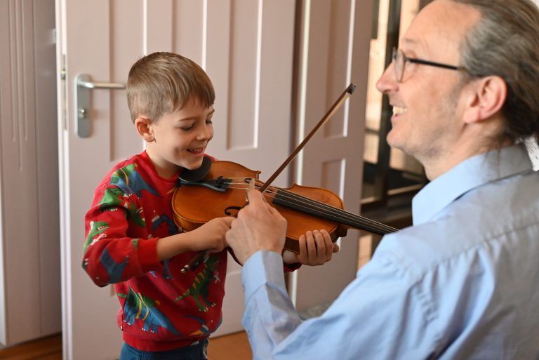 Wie streicht man mit dem Bogen über die Saiten der Geige? Jeder Anfang ist schwer, doch mit den Tipps der Lehrpersonen lernen die Kinder schnell. - Angebote der Musikschule kennenlernen - Angebote der Musikschule kennenlernen