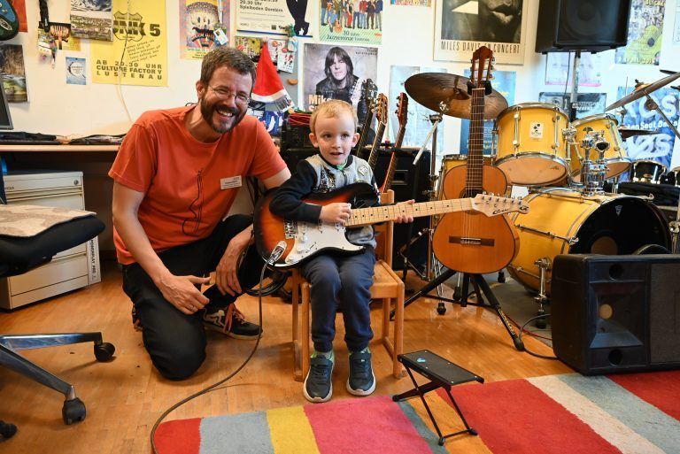 Aber auch an der E-Gitarre rockten die Kinder und freuten sich über den rockigen und lauten Sound. - Angebote der Musikschule kennenlernen - Angebote der Musikschule kennenlernen