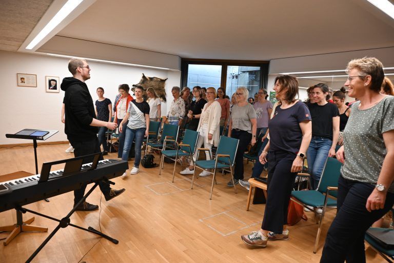 Zehn Proben fanden beim Chorprojekt InterMezzo statt. Am Sonntagabend findet ihr Konzert im Theresienheim statt. - „Wenn ihr mir vertraut, klappt es“ - „Wenn ihr mir vertraut, klappt es“