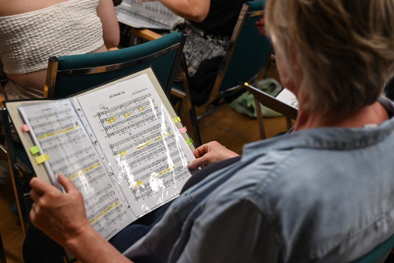 Zu Hause übten sie ihre Einsätze mittels Audiodateien, die sie von ihrem Chorleiter David Lins erhalten haben. - „Wenn ihr mir vertraut, klappt es“ - „Wenn ihr mir vertraut, klappt es“