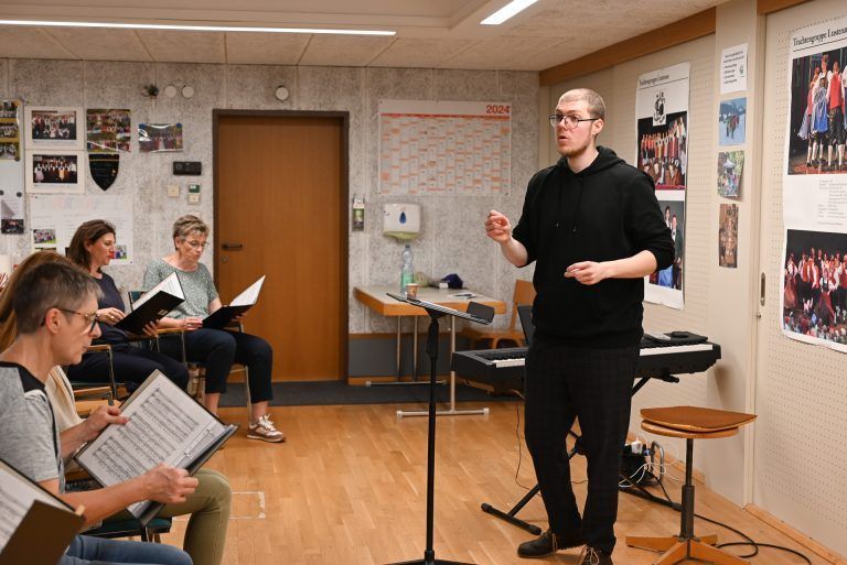 Chorleiter David Lins fügte die vielen Stimmen zu einem Ganzen zusammen. Das Ergebnis ist beeindruckend. Am Sonntag tritt der Chor bei ihrem Konzert auf. - „Wenn ihr mir vertraut, klappt es“ - „Wenn ihr mir vertraut, klappt es“