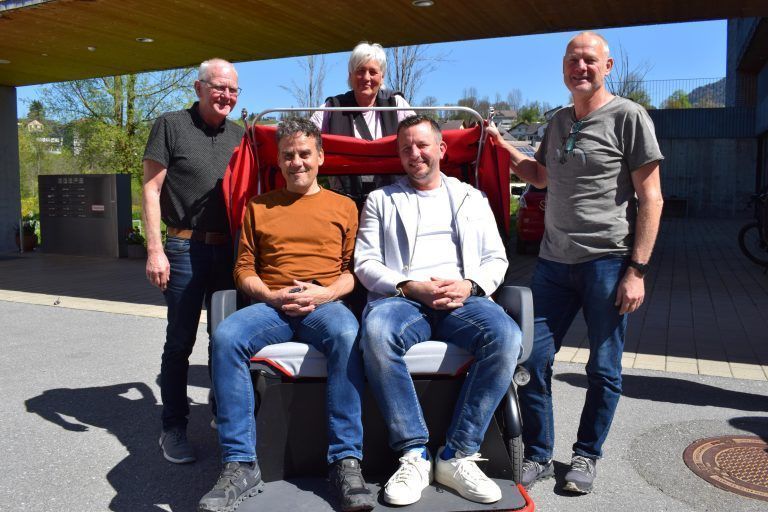 Probesitzen der Sponsoren Rupert Hammerer und Dr. Christian Holzer mit Erklärungen von Wilhelm Sutterlüty, Margot Lau und Sepp Wirthensohn. - Neue Rikscha für Sozialzentrum