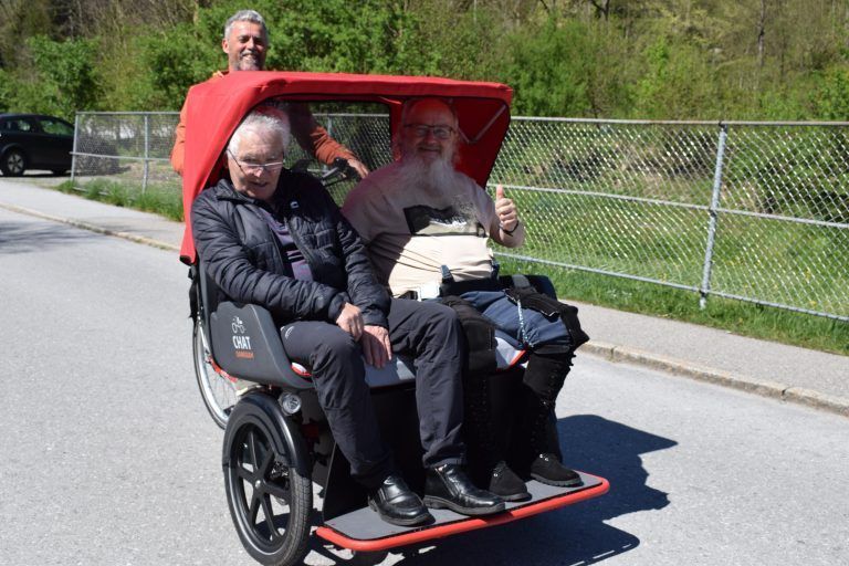 Erste Probefahrt mit der neuen Rikscha. - Neue Rikscha für Sozialzentrum