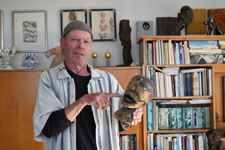 Gernot Riedmann ist viel gereist und hat sich von der afrikanischen Stammeskunst beeindrucken lassen. - Ein ganz besonderer Holzbildhauer - Ein ganz besonderer Holzbildhauer