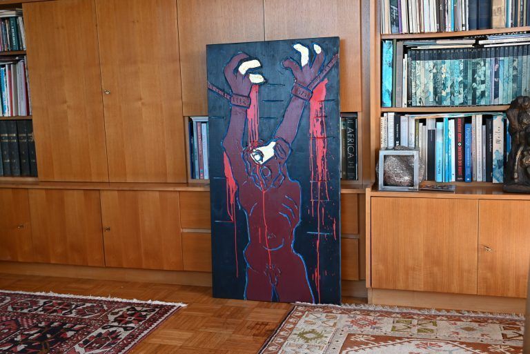In Holztafeln schneidet er die Figuren und bildet oftmals Szenen aus der griechischen Mythologie ab. - Ein ganz besonderer Holzbildhauer - Ein ganz besonderer Holzbildhauer