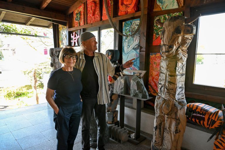 Seine Frau Rosmarie und Künstler Gernot Riedmann vor einigen Kunstwerken bei sich zu Hause. - Ein ganz besonderer Holzbildhauer - Ein ganz besonderer Holzbildhauer