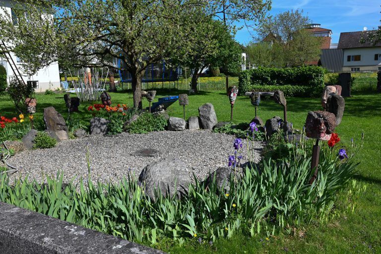 Bereits der Garten der Familie lässt erahnen, dass hier ein Künstler wohnt. - Ein ganz besonderer Holzbildhauer - Ein ganz besonderer Holzbildhauer