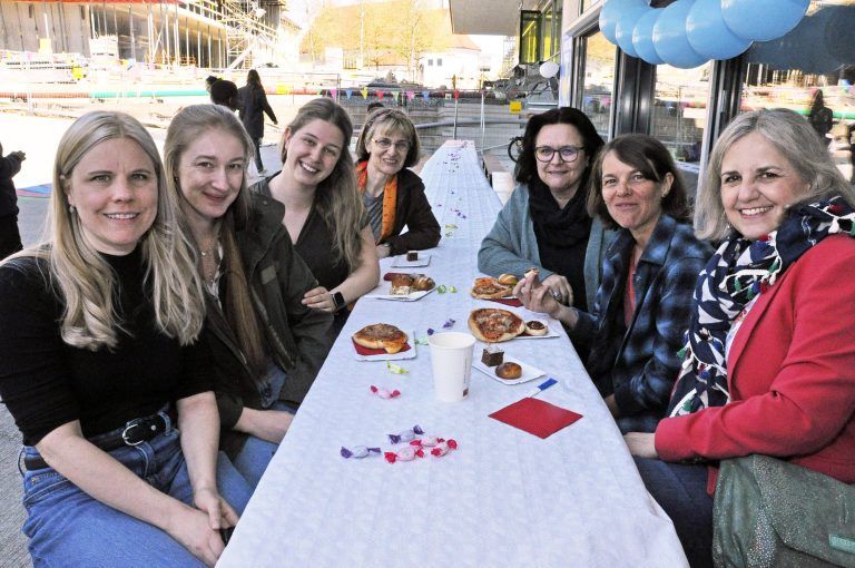 Schulleiterin Barbara Nußbaumer-Bonell (3. v. r.) freute sich mit ihrem Team über das gelungene Zuckerfest. - Zuckerfest VS Haselstauden