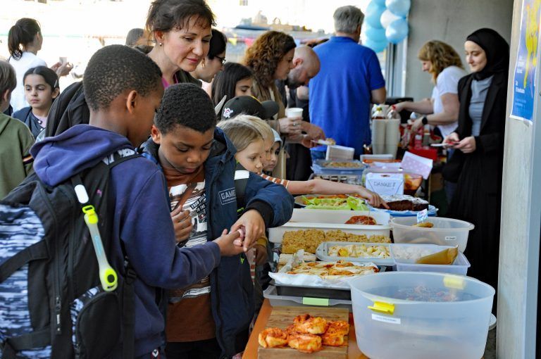 Die Kinder waren hungrig und stürmten das Buffet. - Zuckerfest VS Haselstauden