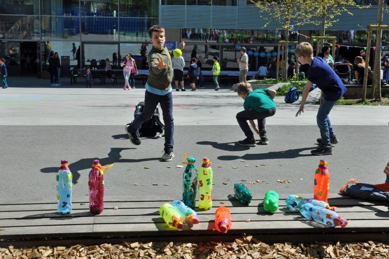Beim Wurfspiel galt es, möglichst viele Flaschen umzuwerfen. - Zuckerfest VS Haselstauden