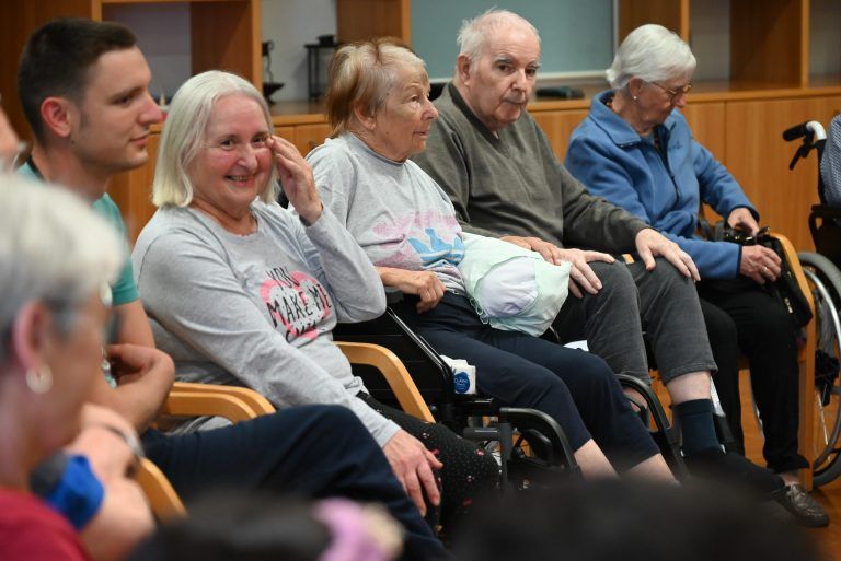 Die Senioren freuen sich jede Woche auf den Besuch der Erstklässler. - Klassenzimmer trifft Altersheim - Klassenzimmer trifft Altersheim