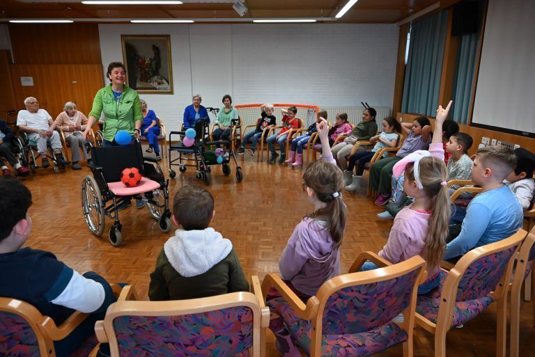 Aufmerksam hören die Kinder den Erklärungen von Judith Peter zu. - Klassenzimmer trifft Altersheim - Klassenzimmer trifft Altersheim