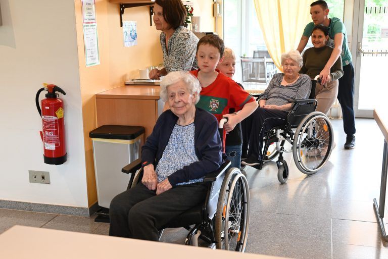 Bewohnerin Luzie findet, dass Noah sie gut durch das Heim schiebt. - Klassenzimmer trifft Altersheim - Klassenzimmer trifft Altersheim