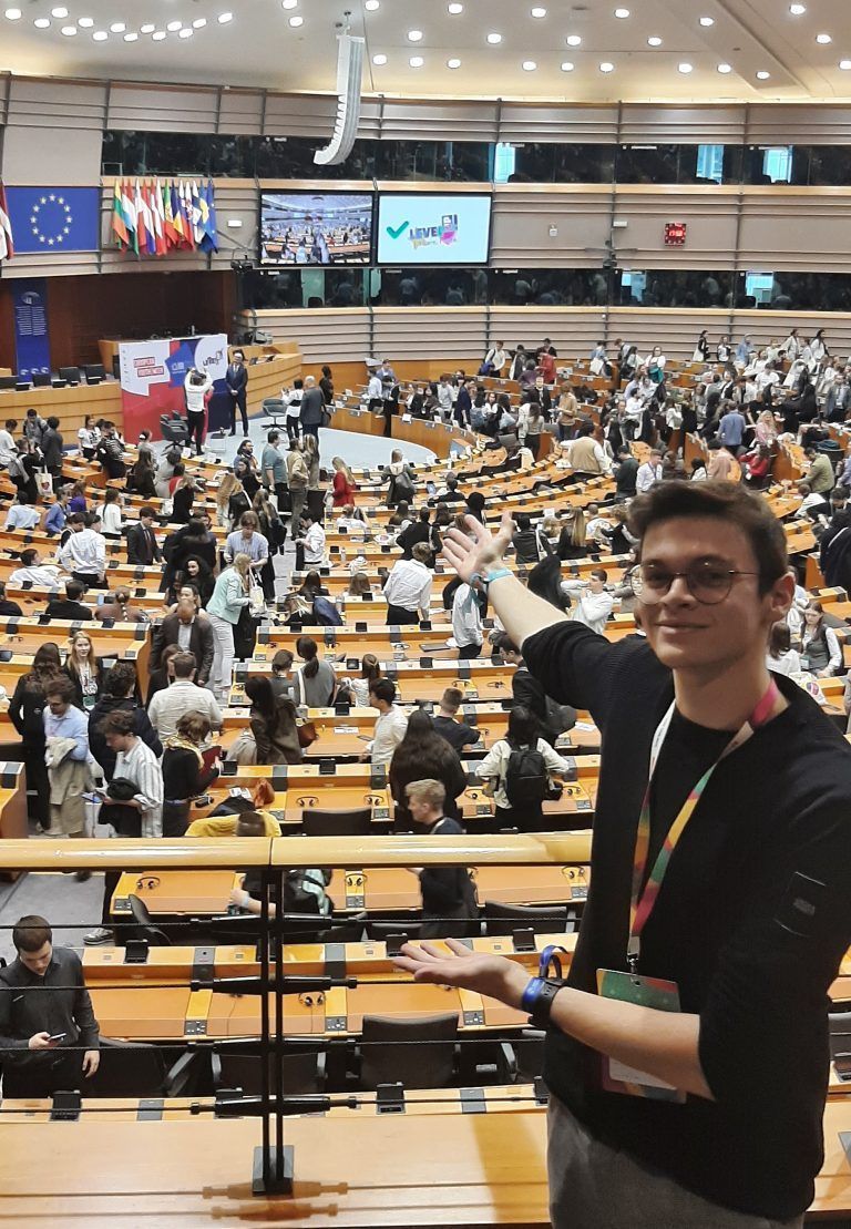 Manuel Mayer zeigte sich beeindruckt vom Forum. - Junge Aktivisten aus Dornbirn auf internationalem Parkett - Zwei HTL Dornbirn-Schüler waren zu Gast beim European Youth Forum in Brüssel.
