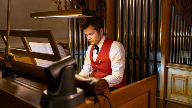 Vielseitig: Hornist Florian Tomasini wechselte während des Konzertes sozusagen das Instrument und überzeugte auch auf der Kirchenorgel. - Frühjahrskonzert MV Buch 2024