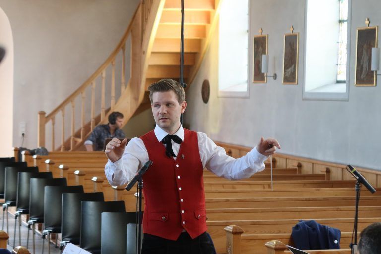 Kapellmeister Lucas Oberer (MV Buch) bei den Proben in der Pfarrkirche - Frühjahrskonzert MV Buch 2024