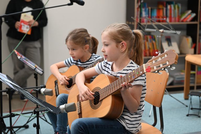 Pia Büchel und Lilly Feuerstein spielten auf der Gitarre. - Beats in der Bibliothek - Beats in der Bibliothek