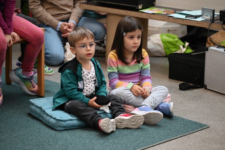 Aufmerksam hörten die kleinen Gäste den Kindern zu. - Beats in der Bibliothek - Beats in der Bibliothek