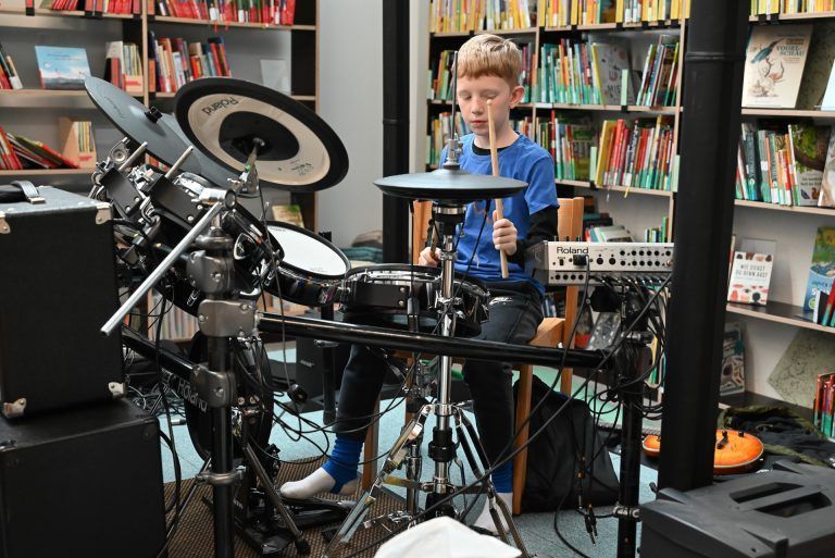 Aurel saß am Schlagzeug und spielte mit seiner Band "Fantastische Freunde". - Beats in der Bibliothek - Beats in der Bibliothek