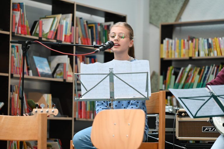 Sängerin Nora Waibel von den Fantastischen Freunde. - Beats in der Bibliothek - Beats in der Bibliothek