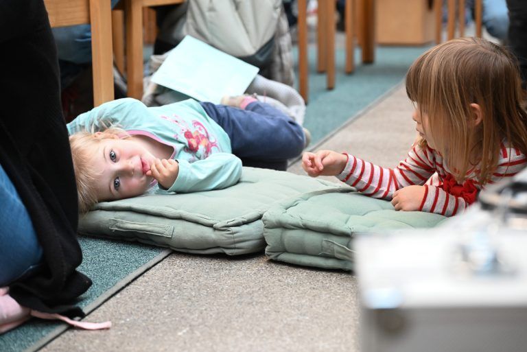 Manche Kinder machten es sich am Boden gemütlich und hörten der Musik zu. - Beats in der Bibliothek - Beats in der Bibliothek