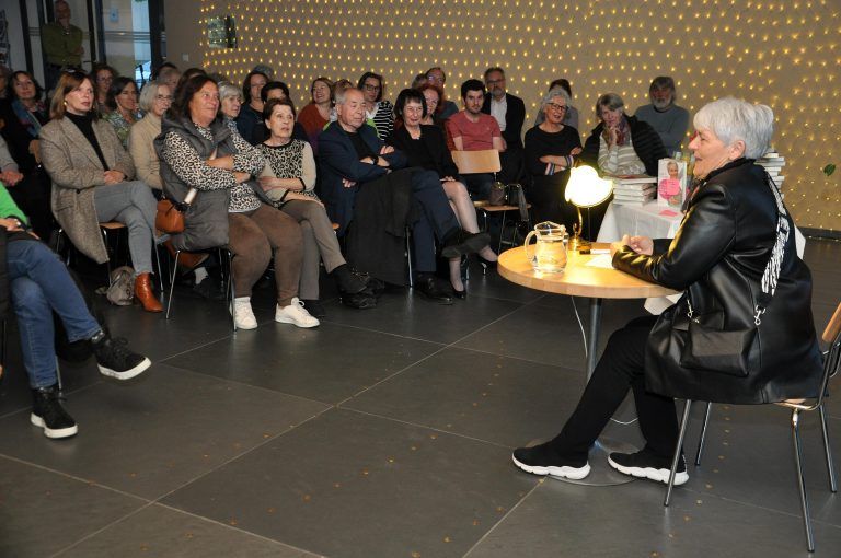 Viele Udo Jürgens Fans waren gekommen, um gemeinsam mit Lisbeth Bischoff in Erinnerungen zu schwelgen. - Lesung Lisbeth Bischoff Rohrbach