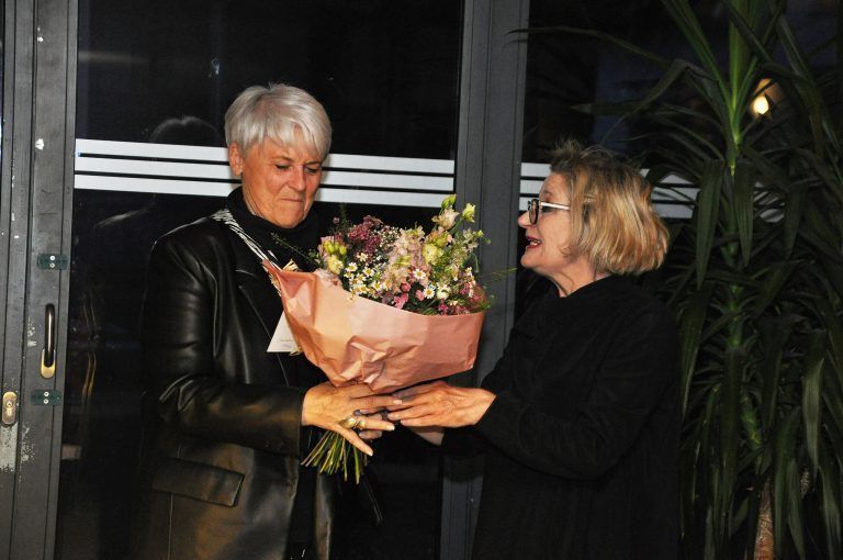 Als Dankeschön gab es für Lisbeth Bischoff einen Blumenstrauß von Büchereileiterin Angelika Ibele. - Lesung Lisbeth Bischoff Rohrbach