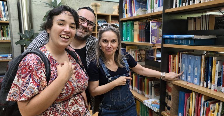 Ines Sanz Ranz, Mencey Aridane Hernandez, Sara Wölfler in der Bibliothek - Erasmus - Projekt