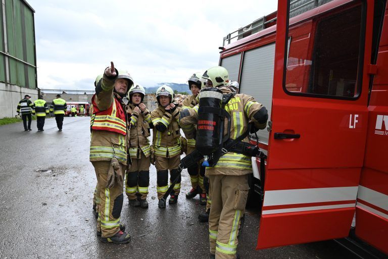 Annahme der Übung war ein Großbrand in einer Halle. Es galt neben der Feuerlöschung auch die umliegenden Hallen zu schützen. - Wasser marsch bei Loacker - Wasser marsch bei Loacker