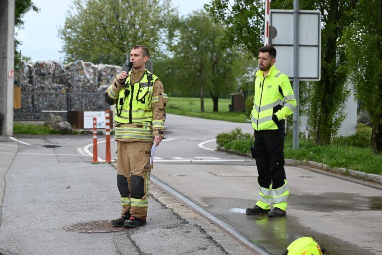 Feuerwehrkommandant Jürgen Hämmerle mit dem Brandschutzbeauftragten der Firma Loacker. - Wasser marsch bei Loacker - Wasser marsch bei Loacker