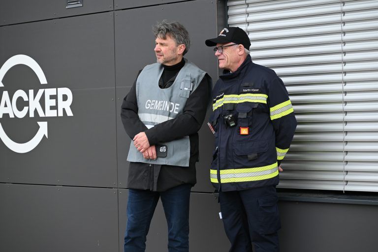 Auch Bürgermeister Kurt Fischer und Bezirksfeuerwehrinspektor Martin Kisser waren dabei. - Wasser marsch bei Loacker - Wasser marsch bei Loacker